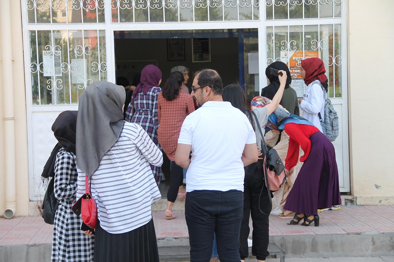 Mardin'de 250 bin öğrenci karne heyecanı yaşadı
